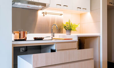 廚房地櫃可隨意移動，方便輪椅使用者煮食。
